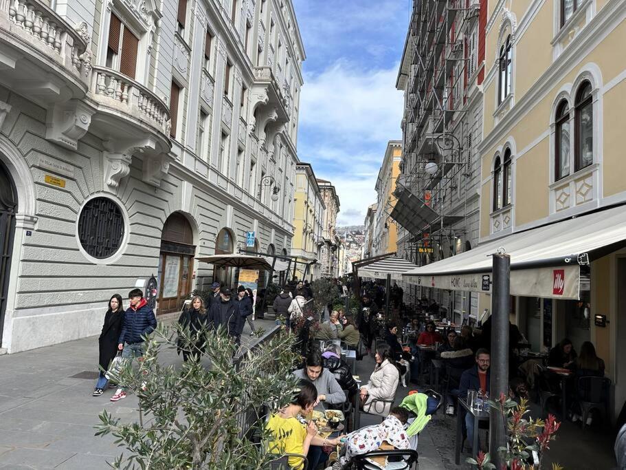 Central Mazzini Suits Trieste Bagian luar foto