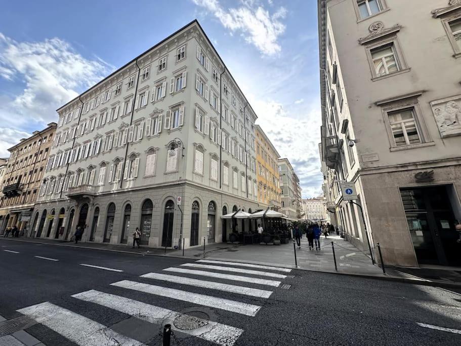 Central Mazzini Suits Trieste Bagian luar foto